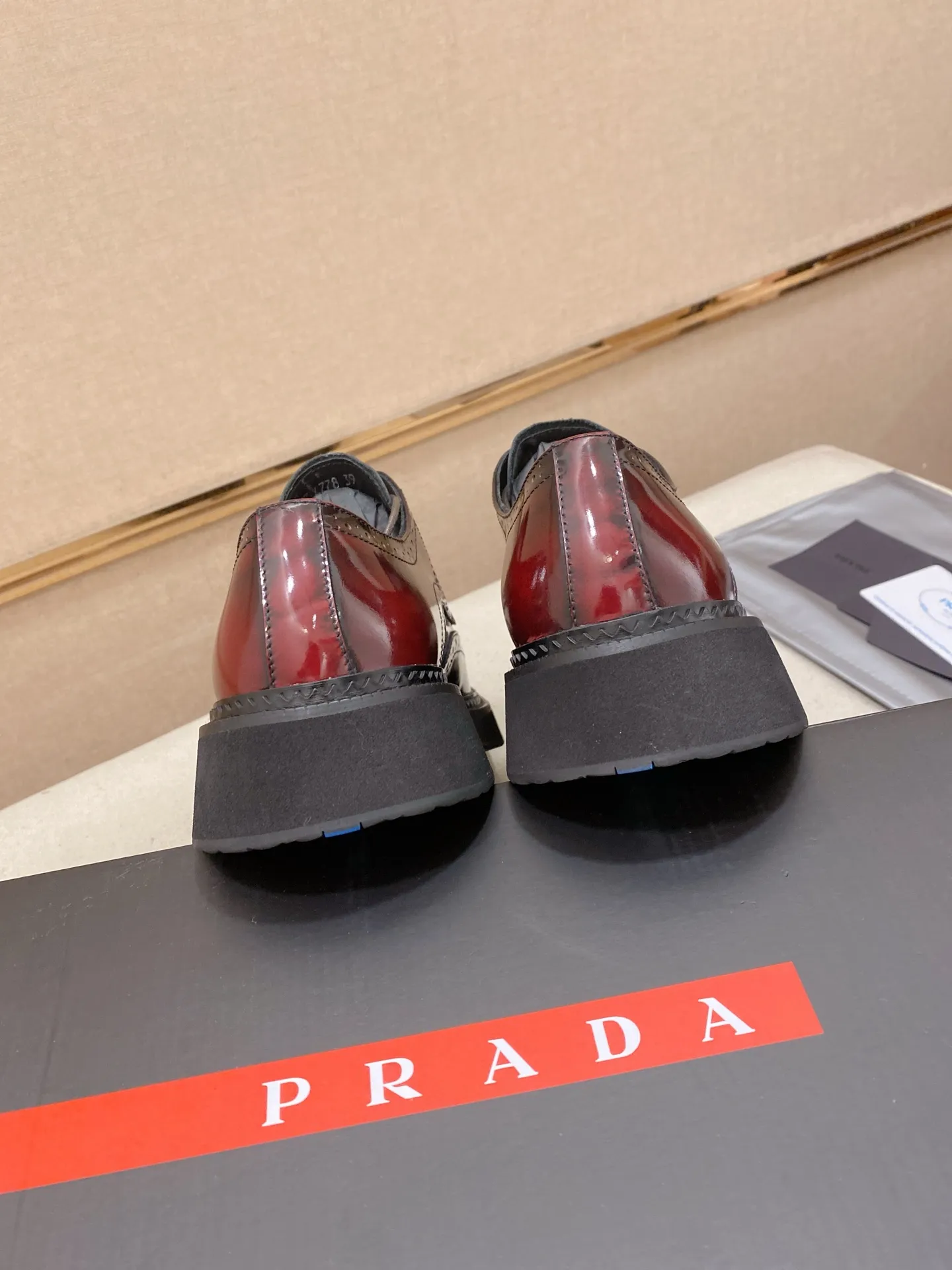 Factory price 720💰 🍁🍁High version High-quality new PRADA (Prada) counters are launched simultaneously, new men's shoes, 😘fabrics are selected from imported lacquered first-layer cowhide, and imported cowhide lining. 👍🏿 High-end ☄️ air-cushion molded anti-slip rubber outsole, exquisite lines, simple and elegant, comfortable and high-end for leisure travel. Code number: 38 to 45